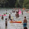 Am Autobahnsee treffen sich die Menschen im Sommer gerne zum Baden. Es gibt ausreichend Liegewiesen.
