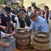 Die Rückgabe des gestohlenen Maibaums nahmen die Bergheimer zum Anlass für ein kleines Dorffest, das sie gemeinsam mit den Donaumooser Maibaumdieben feierten.