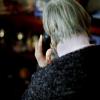 Am Telefon verwirrt ein Betrüger Senioren mit vielen Fragen, um ihnen am Ende Geld abzunehmen.