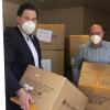 Rolf Gramm (rechts) übergibt Masken an Alexander Paul von der  Theresia-Hecht-Stiftung. Seine Zulieferer in China haben ihm 40000 Exemplare geschickt.  	