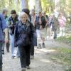 Tourguide Volker Korte vom Schwäbischen Albverein (links) führte die Wandergruppe von Weißenhorn zum Kloster Roggenburg.  	