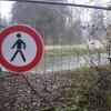 Noch steht das Sperrgitter am ehemaligen Standort der Lochbachbrücke im Königsbrunner Südosten.