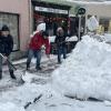 Am Samstagmorgen wurde überall in Landsberg eifrig Schnee geräumt und die weiße Pracht türmt sich in den Straßen.