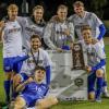 Der Augsburger Fußballer Mark Radoki (links unten)  feiert mit seinem Collegeteam von der Limestone University in Gaffney den Einzug in die nationalen Soccer-Play-offs. 