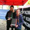 Die beiden Klägerinnen Caro (l.) und Franzi protestieren vor dem Bundesverfassungsgericht gegen die Strafbarkeit des «Containern».