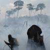 Einer von tausenden brasilianischen Soldaten, die in der Region Nova Fronteira versuchen, die Flammen einzudämmen. Es gibt in Südamerika viele einfache Bauern, die für die Brandrodung sind, weil sie sich Flächen für ihre Landwirtschaft erhoffen. 