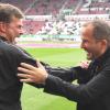 Gladbachs Trainer Dieter Hecking scherzt mit FCA-Coach Manuel Baum. Mit dem 1:1-Unentschieden konnten am Ende beide leben.