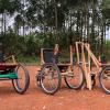 So sehen die Rollstühle aus, die Michael Arzberger in Uganda entwickelt. Gebaut werden sie mit regionalen Materialien.