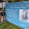 An den in Nördlingen aufgewachsenen Juden Ernst Eisenmann erinnert dieses Plakat, das die Klasse M8 der Leonhart-Fuchs-Mittelschule Wemding an der Wolferstädter Straße platziert hat.