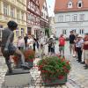 Aufgeteilt auf mehrere Stadtführungen erkundeten die Gäste aus der Landeshauptstadt Gerd Müllers Heimat Nördlingen. Die Statue des FCB-Idols war natürlich der Höhepunkt.