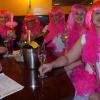 Als schöne rosa Flamingos feierte das Team der Zahnarztpraxis Seitz in Augsburg den Weiberfasching in Leo‘s Pub. Die Gruppe Silvertown mit ihrem Sänger Paul Miller sorgte für die gute Laune.