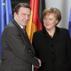 Machtübergabe 2005: Gerhard Schröder übergibt das Bundeskanzleramt an die neue Kanzlerin Angela Merkel. Sie profitiert von seinen Reformen und nutzt die Steilvorlage.