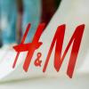 Die Bekleidungskette H&M will Stellen abbauen. 