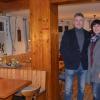 Die Wirtsleute Silvia und Djuro Didovic hängen am Gasthaus „Zur blauen Traube“ und haben in das historische Haus mit traditionellem Biergarten unter Kastanien mehrfach investiert. Auf dem Bild der Gastwirt und Koch mit seiner Frau in der Stube.