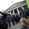 Polizei in Bereitschaftsausrüstung steht vor dem Kapitol in Washington.