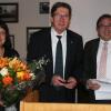 Die Verdienstmedaille der Gemeinde Schiltberg überreichte Bürgermeister Josef Schreier (rechts) für sein Engagement Martin Lechner (Mitte). Seine Frau Helga erhielt vom Bürgermeister einen Blumenstrauß. 	