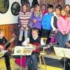 Die Grundschulkinder mit ihren Lehrerinnen Bettina Westphal und Ingeborg Enthaler musizierten auf der Adventsfeier für Senioren in Adelsried. Foto: Erich Stadler