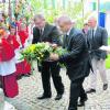 Pfarrer Karl Fritz und Le Curè Luc Rousseau zelebrierten gemeinsam den Gottesdienst in der Edelstetter Pfarrkirche. Foto: Dieter JehleNeuburgs Bürgermeister Rainer Schlögl und sein französischer Amtskollege Jean-Claude Zingerle legten vor dem Ehrendenkmal beim Edelstetter Friedhof einen Kranz nieder. Foto: Dieter Jehle