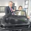 Die schwäbische Wirtschaftstour der Landtagsgrünen startete bei SGL Carbon in Meitingen. Geschäftsführer Stefan Holzamer zeigt der Abgeordneten Christine Kamm eine Autotüre, die komplett aus Carbonfaser-Verbundmaterial besteht.  