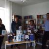 Helga Jochum (Zweite von links) und Antje Lindner (links) leiten künftig die Gemeindebücherei in Langenneufnach. Sie folgen damit auf Ida Steckeler (Dritte von links). Bürgermeister Gerald Eichinger (rechts) ist dankbar über das ehrenamtliche Engagement. 