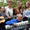 Bei Familie Meyer spielt jeder ein Instrument: (von links) Johanna, Kathrin, Susanne, Isa und sitzend Andreas Meyer. 	