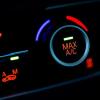 Klimaanlagen im Auto schaffen im Sommer etwas Abkühlung. Das Einschalten lohnt sich meist aber erst bei längeren Strecken.