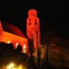 Am "Red Wednesday" erstrahlte auch die Martinskirche in Illerberg in rotem Licht. 