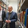 Bundeskanzler Olaf Scholz (r) besucht in Begleitung vom Archivleiter Peer Trilcke das Theodor-Fontane-Archiv.