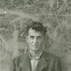 Ludwig Wittgenstein, fotografiert unter Wittgensteins Anleitung vom Freund Ben Richards 1947 im walisischen Swansea. 