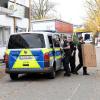 Hunderte Polizisten haben am Mittwoch Pflegedienste in Augsburg und Kundenwohnungen durchsucht. 