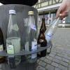 Pfandringe wie hier in Günzburg – sollen verhindern, dass der Müll nach Flaschen durchsucht wird. 