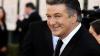 Alec Baldwin musste wegen eines Handyspiels ein Flugzeug verlassen. Als er sich bei Twitter darüber empört, wird sein Konto deaktiviert.