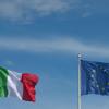 Die Flaggen der Europäischen Union (rechts) und Italiens wehen in Rom.