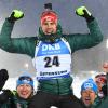 Wieder einmal obenauf. Arnd Peiffer feiert auf den Schultern seiner Teamkollegen den WM-Titel im 20-Kilometer-Rennen. Es ist das fünfte WM-Gold seiner Karriere.  	