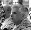 1977: Joseph Ratzinger, neuer Erzbischof von München und Freising, trägt während der Fronleichnamsprozession am 9. Juni 1977 in der Münchner Innenstadt die Monstranz.