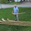 Zu seinem 60. Geburtstag bekam Adolf Beckel aus Oberrothan ein Alphorn geschenkt. Inzwischen baut er die Instrumente in seiner Schreinerei selbst.