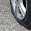 Eine unbekannte Person hat in Schwabmühlhausen den Reifen eines geparkten Autos zerstochen.