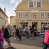 Was gab es da auf dem Altstadtflohmarkt in Nördlingen am Samstag nicht alles zu entdecken: Spielsachen, Kleider, Schuhe, Schmuck, Kunstgegenstände oder Körbe. Gerade am Vormittag war der Flohmarkt sehr gut besucht, die Besucherinnen und Besucher bummelten durch die Straßen. Unser Fotograf Josef Heckl war mit seiner Kamera unterwegs und hat einige Impressionen eingefangen.