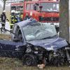 Bei einem schweren Unfall bei Pflugdorf ist heute Morgen eine Frau aus Epfach ums Leben gekommen, deren Wagen nach einem Zusammenstoß mit einem anderen Auto gegen einen Baum geprallt ist 