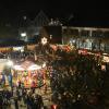 Kinderkarussell, Buden mit buntem Angebot, stimmungsvolle Beleuchtung – das bietet der Weihnachtsmarkt in Wehringen.
