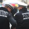Die Polizei kontrolliert am Donnerstag einen Mann Am Bahnhof in Donauwörth.