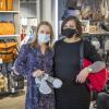 Im Taschen- und Schuhgeschäft Bagages in Landsberg ist ebenfalls "Click & Meet" möglich. Im Bild die beiden Verkäuferinnen Iris Pfundner und Karin Utz (von links).