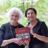 Marianne Schuber (links) und Petra Kluger präsentieren das Buch "Das Leben ist schön – von einfach war nie die Rede", das von Oberhauser Frauenschicksalen erzählt.