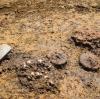 In Wallerstein haben Archäologen in einem Grab aus der Kupferzeit Miniatur-Räder aus Ton gefunden.