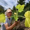 Martin Hesch pflanzt Zucchini in seinen Permakultur-Garten am Waldrand bei Emersacker.  Er legt Wert auf einen nachhaltigen Umgang mit der Natur. 
