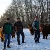 Die Highland Cattles  sind ein beliebtes Fotomotiv: Ernst, Dominik und André Strobl (von links) haben sich aber nicht nur wegen des Aussehens für diese Rasse entschieden. 