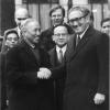 Kissinger und der vietnamesische Unterhändler Le Duc Tho besiegeln den Waffenstillstand im Vietnam-Krieg, wofür sie den Friedensnobelpreis erhielten.