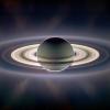 Eine nicht alltägliche Aufnahme des Planeten Saturn mit seinem ausgedehnten Ringsystem. Saturn stand quasi im Blickwinkel zwischen Sonne und der Raumsonde Cassini. Im Prinzip sahen die Kameras eine durch die Planetenkugel verursachte Sonnenfinsternis. Dabei kamen weit jenseits der schon bekannten Ringe neue hinzu, die man vorher nicht sah. 	 	