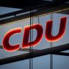 Das CDU-Logo leuchtet im Konrad-Adenauer-Haus in Berlin.