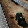 Innovativ: Die Agri-PV-Anlagen von DoppelErnte lassen es zu, dass neben der Gewinnung von grünem Strom auch klassischer Ackerbau betrieben werden kann. 